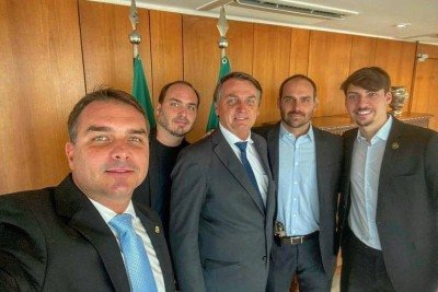 Na foto, da esquerda para a direira: Fl&aacute;vio Bolsonaro, Carlos Bolsonaro, Jair Bolsonaro, Eduardo Bolsonaro e Renan Bolsonaro. -  (crédito: Reprodu&ccedil;&atilde;o/X)
