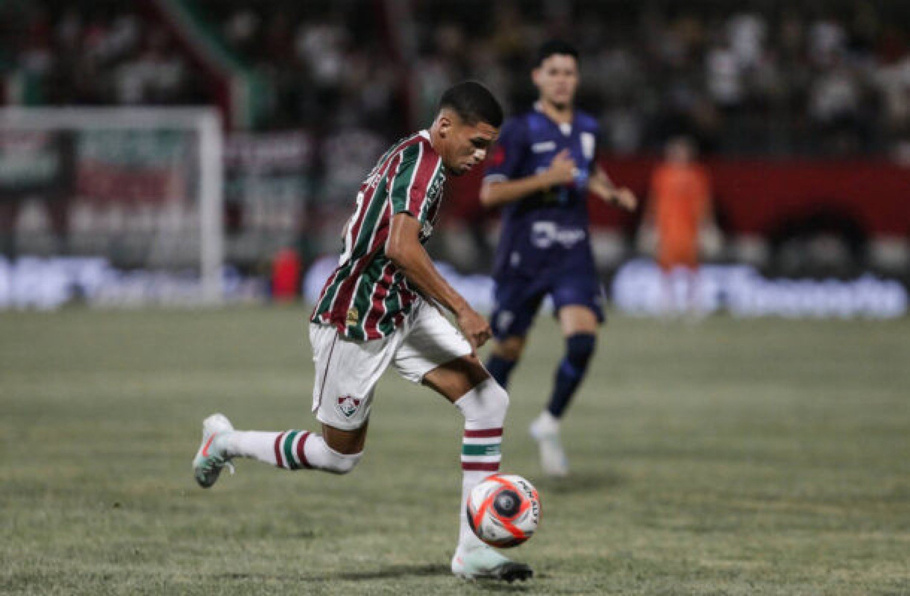 Fluminense encaminha renovação com Riquelme Felipe