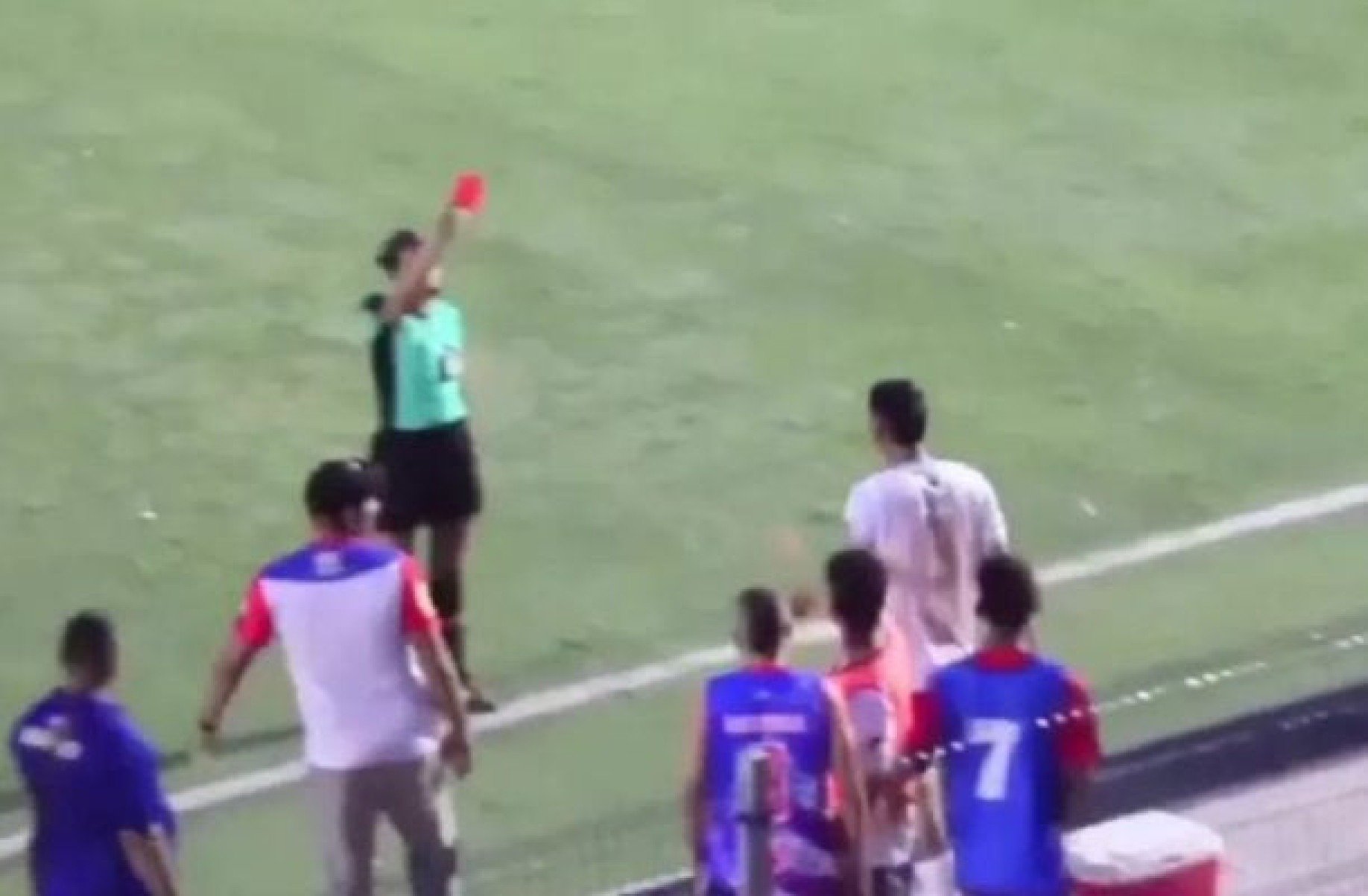 Vídeo: jogador agride árbitra depois de levar cartão vermelho