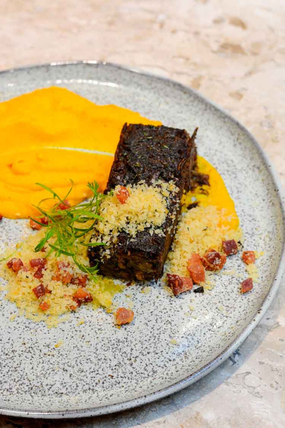 VISTA: Cordeiro prensado (feito com pernil de cordeiro) com purê de cenoura e farofa crocante de bacon 
