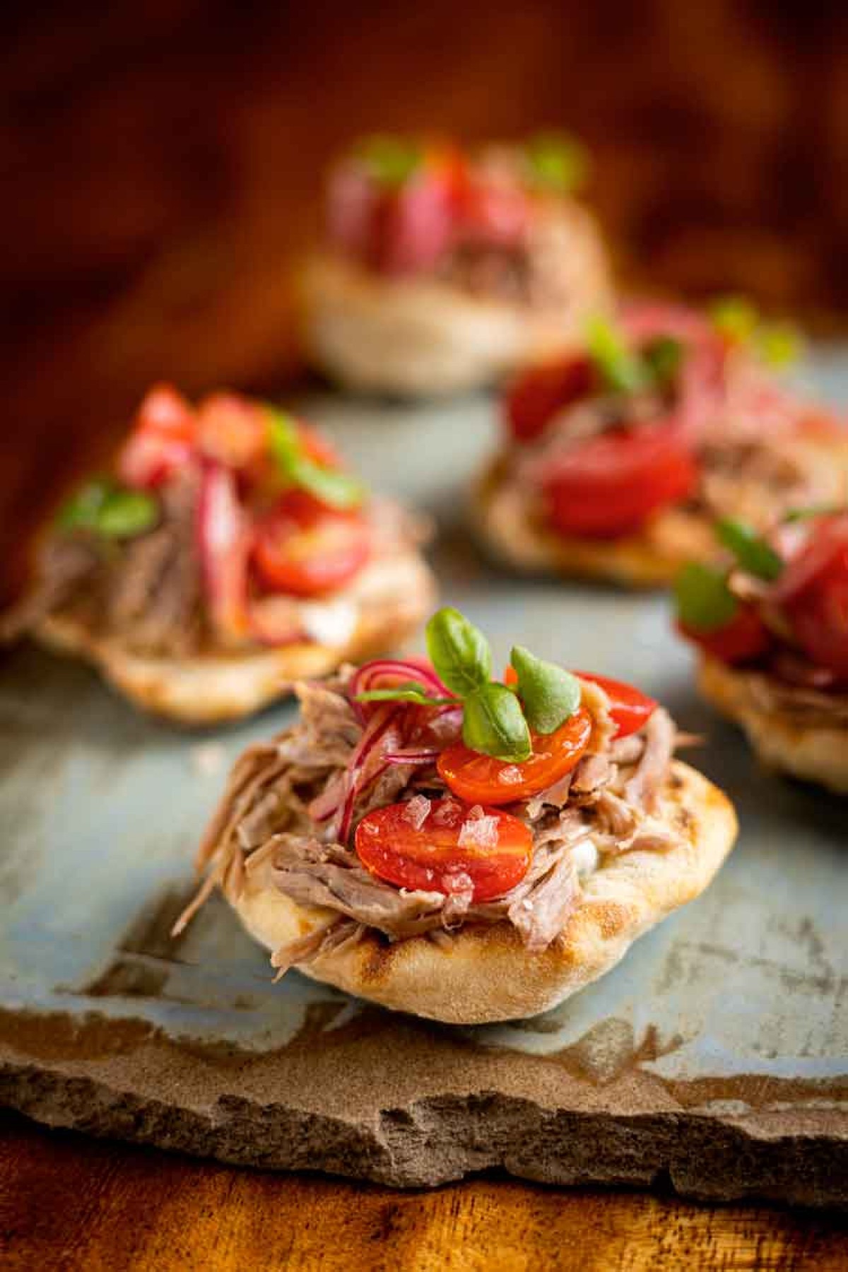 Kebab de paleta de cordeiro - com pão de iogurte, coalhada seca e salada de tomates com cebola roxa 