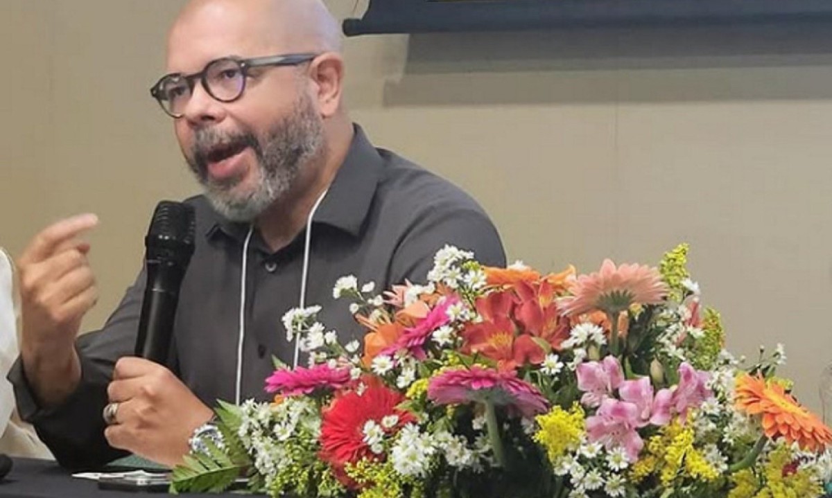 Professor Hugo Monteiro Ferreira, está lançando o livro Professor Hugo Monteiro Ferreira, está lançando o livro
