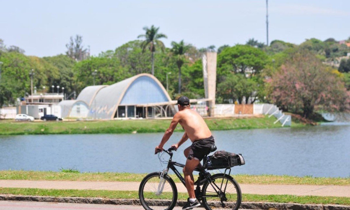 Andando de bicicleta na Orla da Lagoa da Pampulha