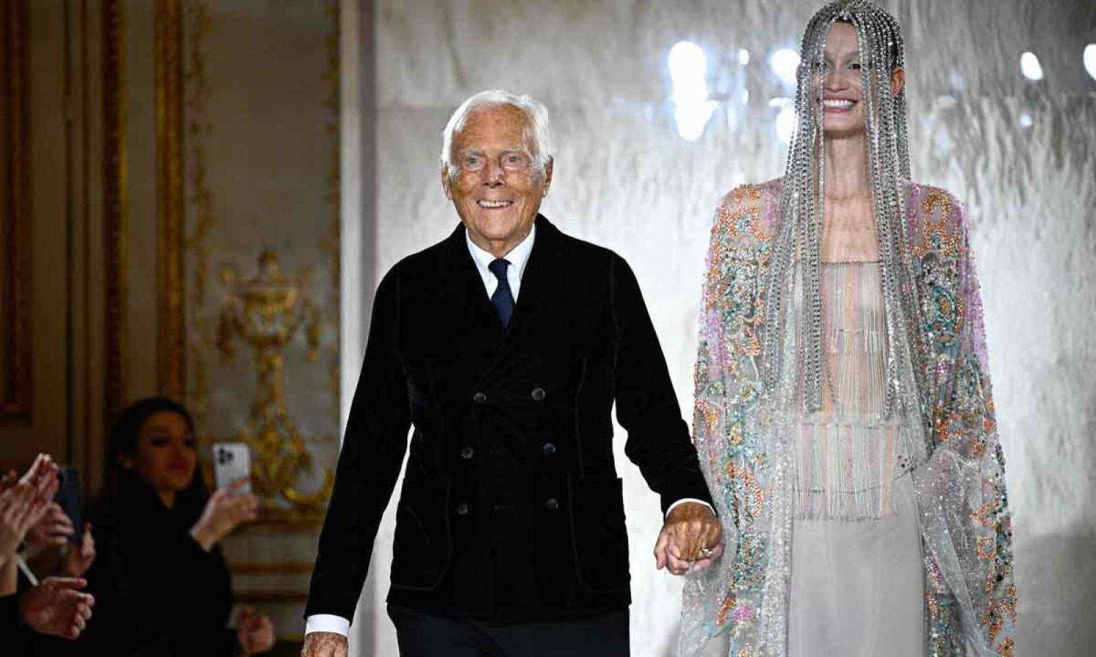 Giorgio Armani durante desfile de sua marca em Paris, em janeiro, ao apresentar a coleção primavera-verão de 2025
 -  (crédito: Julien de Rosa/AFP/28/1/2025)