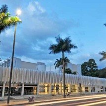 Descontrolado, advogado invade Palácio das Artes e quebra porta de vidro - EM/D.A. Press