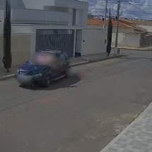 Carro passa por cima de motociclista e idosa fica sobre o para-brisa em MG - Reprodução/Redes Sociais 