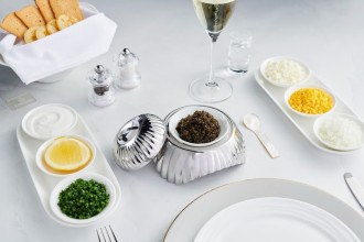 Caviar e champanhe no céu? Veja serviços oferecidos por companhia aérea