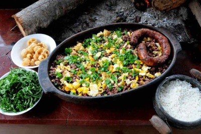 Feijão-tropeiro, ‘cartão-postal’ da culinária do estado, faz parte da história de Minas Gerais desde o século 18 -  (crédito: Beto Novaes/EM/D.A Press)