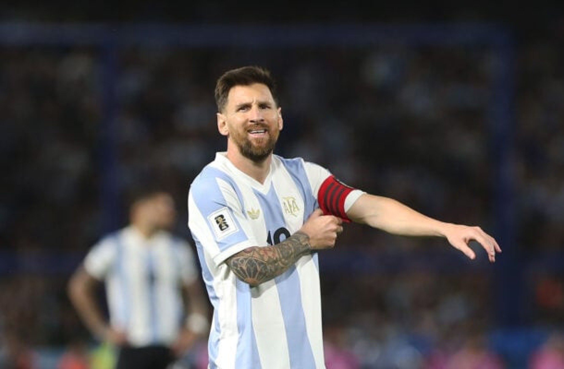Messi se emociona em possível despedida oficial diante da torcida argentina