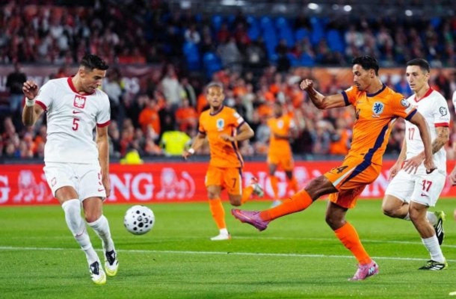 Depay dá assistência, mas Holanda fica no empate com a Polônia pelas Eliminatórias