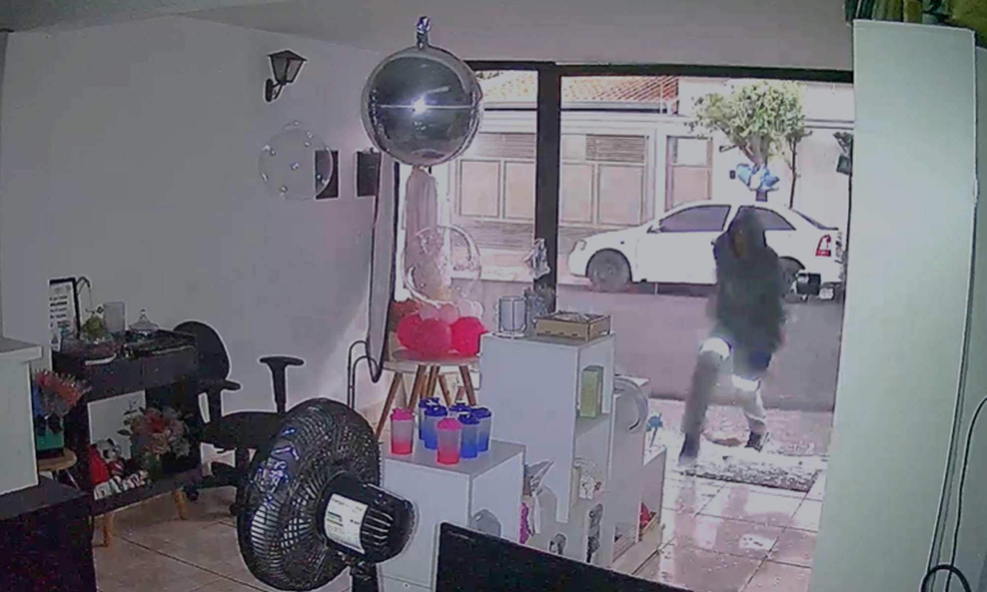 Vídeo: homem quebra blindex com pedra e invade loja do interior de MG - Redes Sociais/Divulga&ccedil;&atilde;o