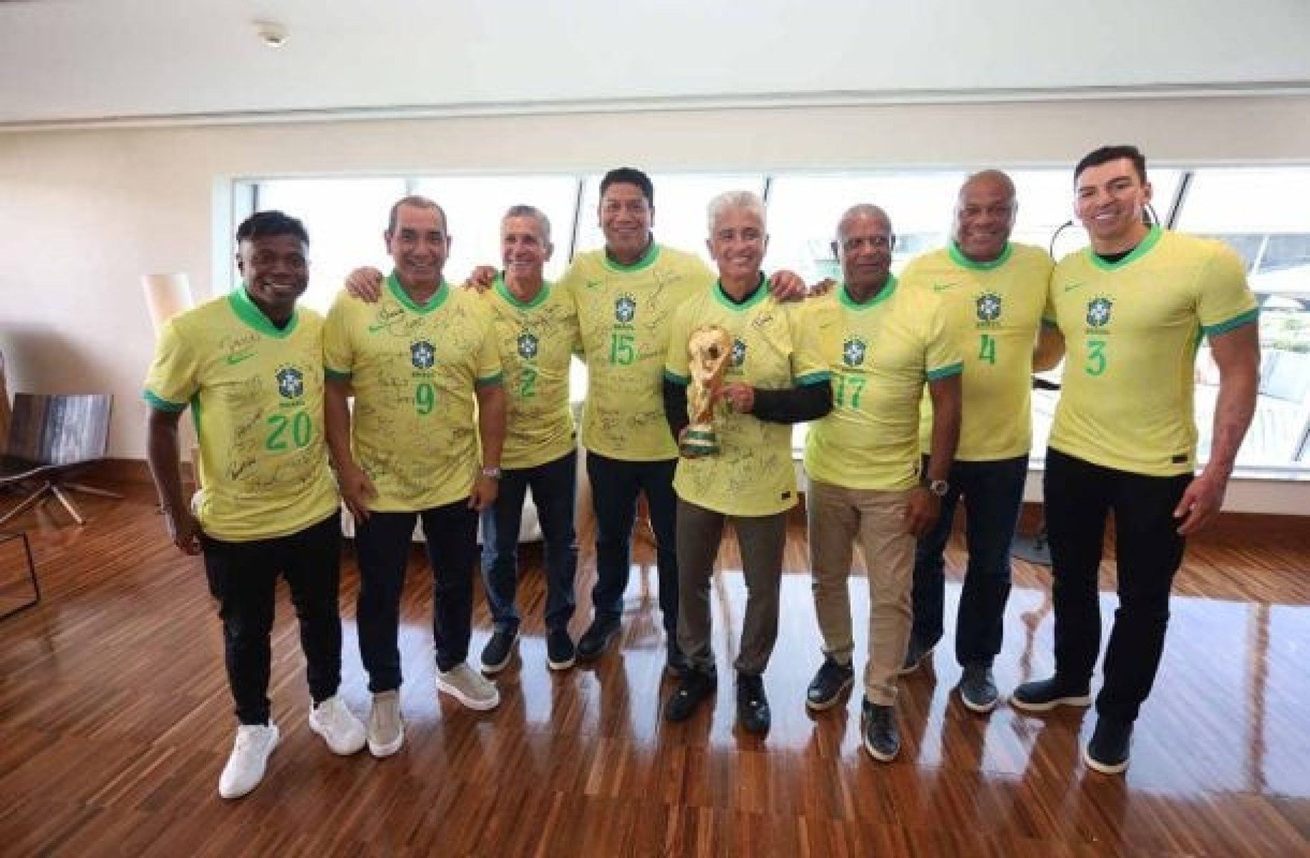Campeões mundiais pela Seleção recebem homenagens da CBF
