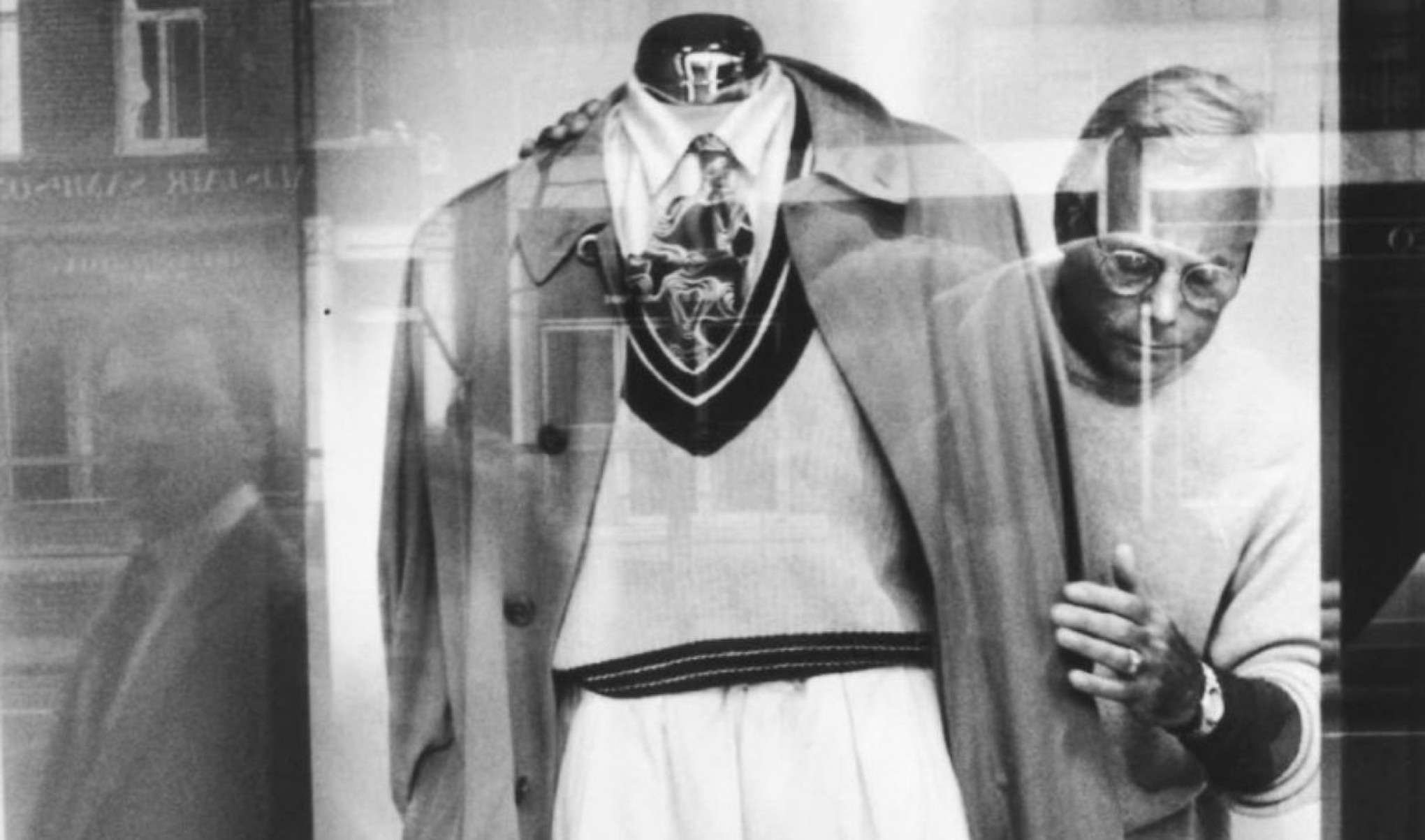 Ele revolucionou o guarda-roupa masculino ao desconstruir o terno tradicional, tornando-o mais leve, confortável e adaptado ao corpo, criando o que ficou conhecido como casual chique. Na moda feminina, Armani trouxe uma abordagem mais intelectual e estratégica, mas igualmente pragmática