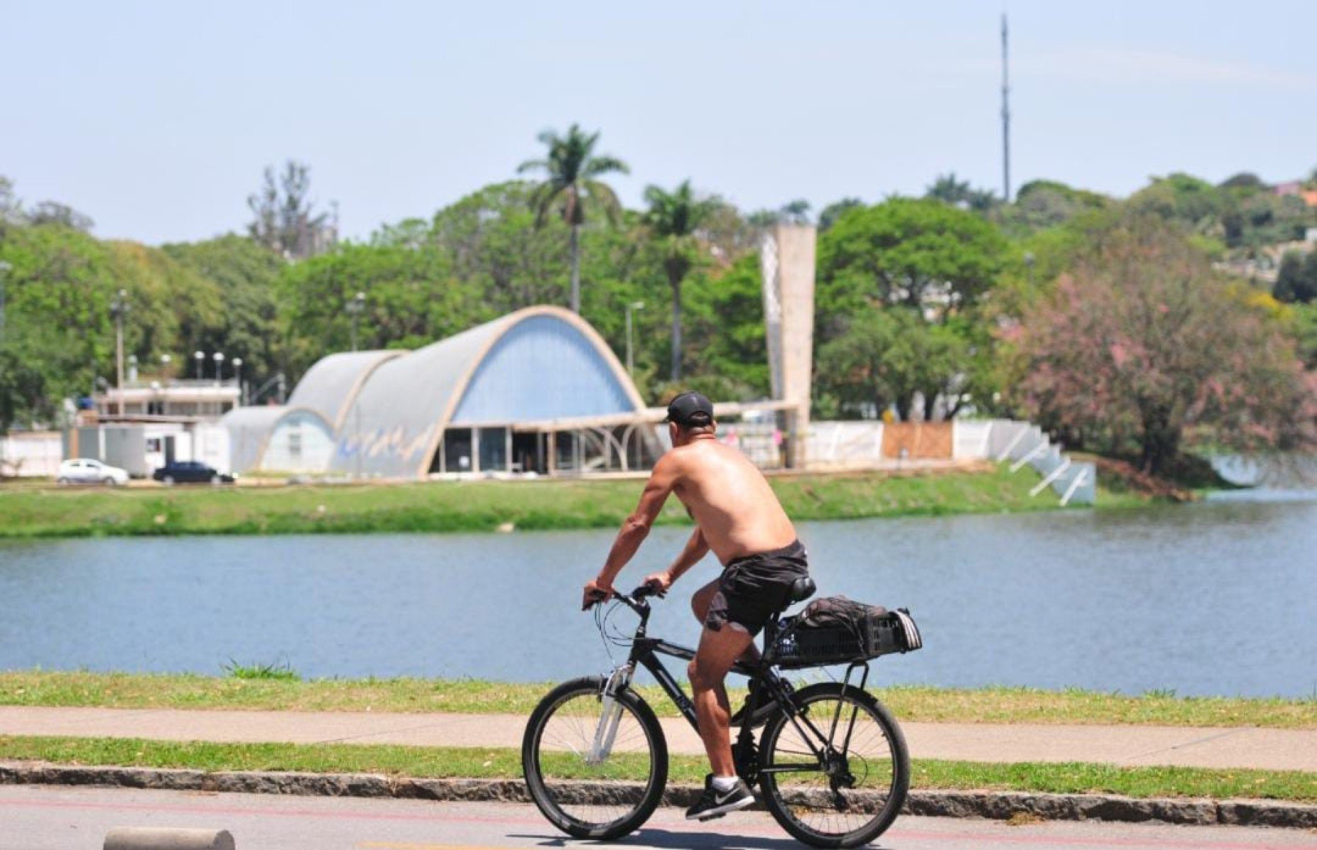Andando de bicicleta na Orla da Lagoa da Pampulha-Gladyston Rodrigues/EM/D.A Press.