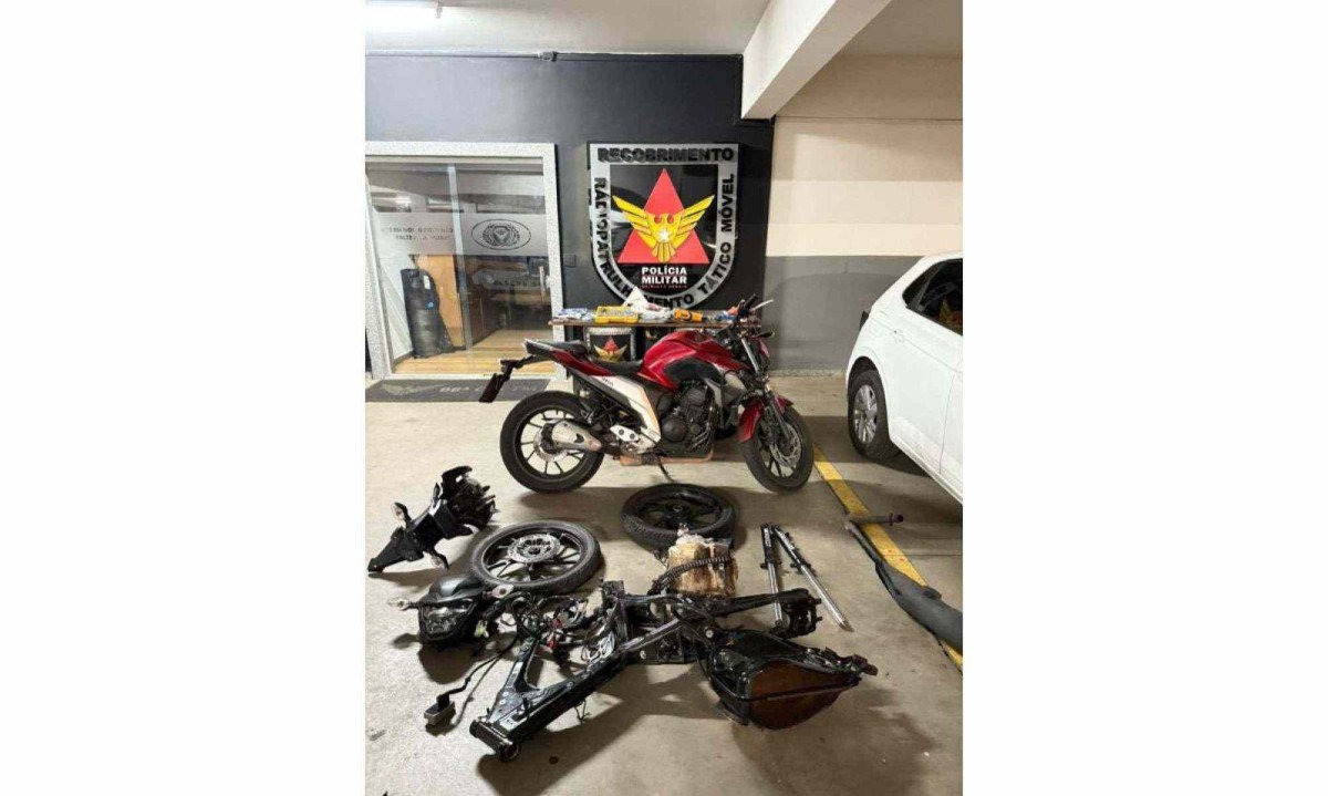 Uma moto furtada e peças desmontadas de outras foram recuperadas