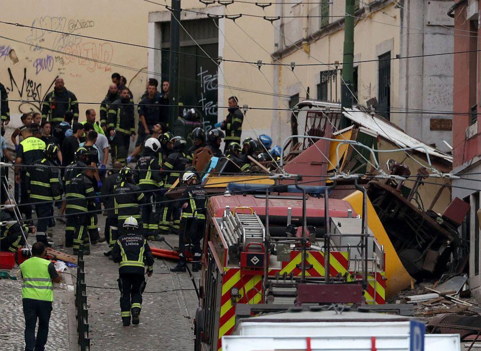 Criança de 3 anos ferida e passageiros pulando pela janela: os momentos dramáticos do acidente com bondinho em Lisboa - BBC