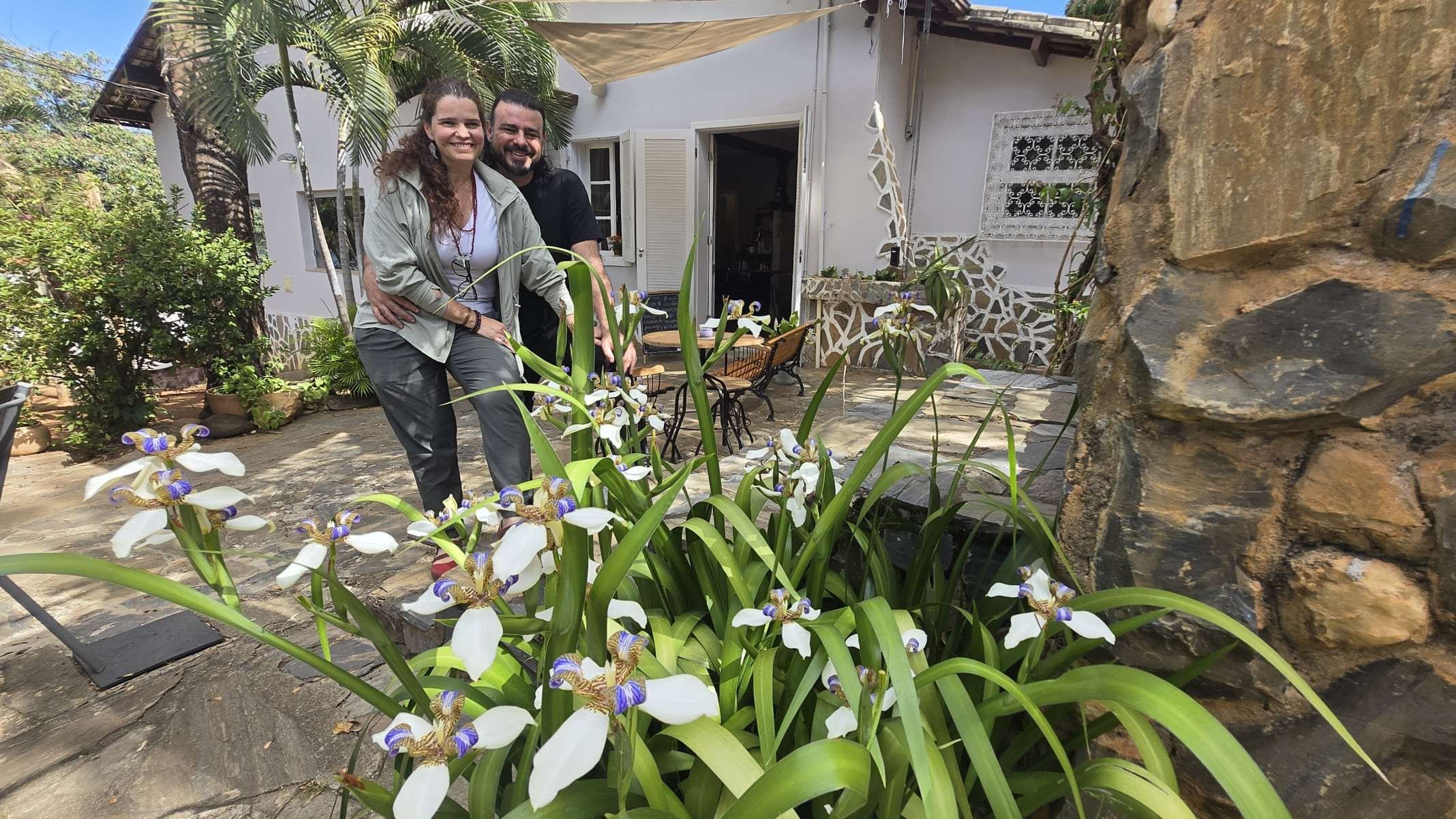 Cláudia Andrade e Jackson Borja, proprietários da Casa Alecrim, acreditam no poder do encontro através da arte