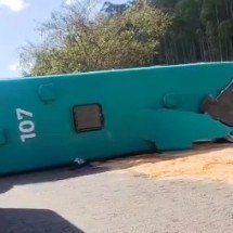 Ônibus tomba na BR-040, em Juiz de Fora, e deixa quatro mortos  - Redes Sociais/Reprodução