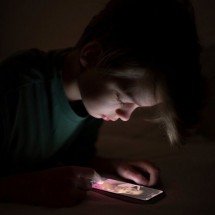 Uso viciante de telas aumenta risco de suicídio entre jovens - Freepik