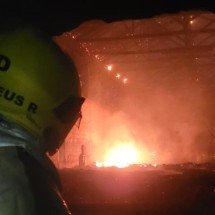 Incêndio destrói galpão e provoca desabamento de telhado - CBMMG/Divulga&ccedil;&atilde;o