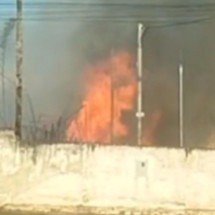 Incêndio em vegetação obriga 28 idosos a deixarem abrigo em Minas   - Divulgação/Corpo de Bombeiros