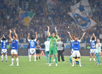 Confraternização entre torcida e jogadores do Cruzeiro após os jogos se tornou uma das marcas registradas no Mineirão -  (crédito: Ramon Lisboa/EM/D.A. Press)