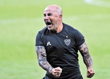Vibração à beira do campo, como bem conhece a torcida do Galo, é uma das características de Sampaoli, que volta ao comando do time alvinegro -  (crédito: Alexandre Guzanshe/EM/D.A Press – 13/8/20)