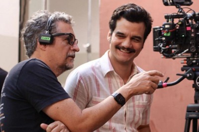 O diretor Kleber Mendonça Filho e o ator Wagner Moura nos bastidores das filmagens de 'O agente secreto', que cumpre agenda em festivais no Brasil e no exterior -  (crédito: Divulgação)