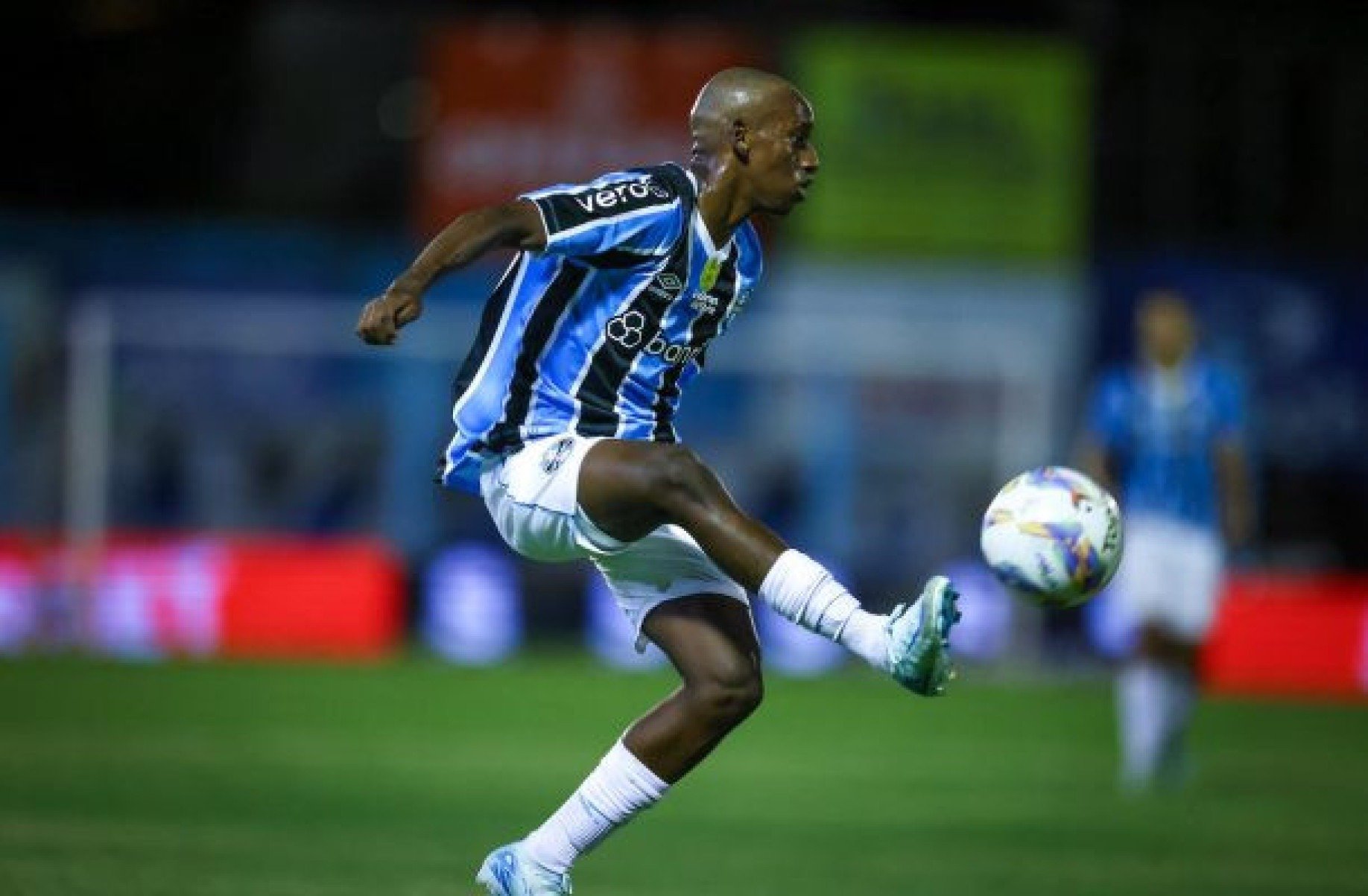 Grêmio recebe oferta de quase R$ 76 milhões do Shakhtar por Gabriel Mec