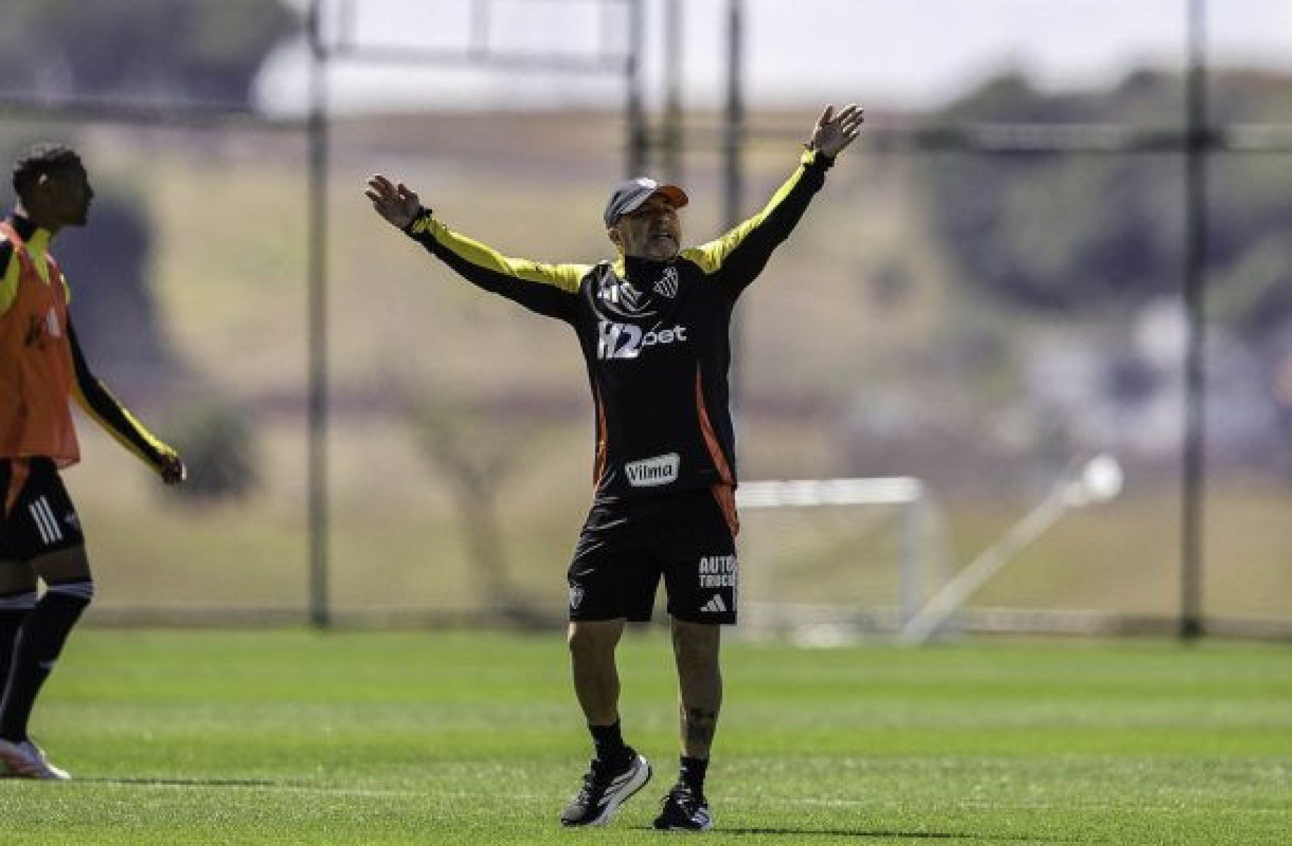 Atlético tenta retorno antecipado de zagueiro titular após suspensão nas Eliminatórias