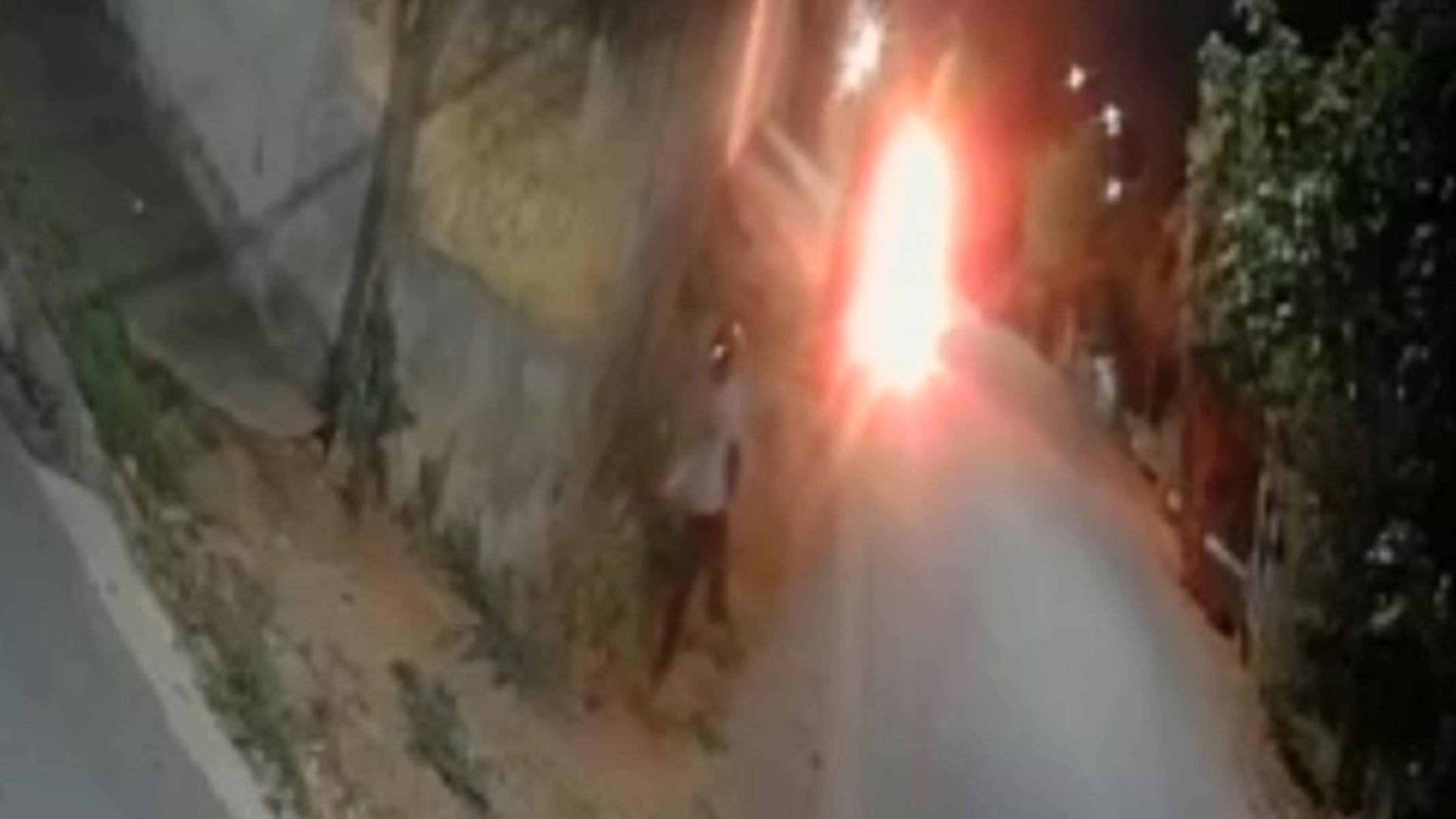 Homem é flagrado incendiando carro estacionado em rua de Pouso Alegre - C&acirc;mera de monitoramento