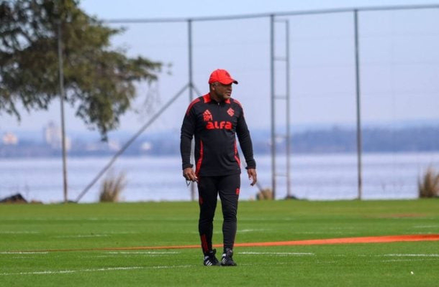 Roger promete atenção especial à evolução defensiva do Internacional