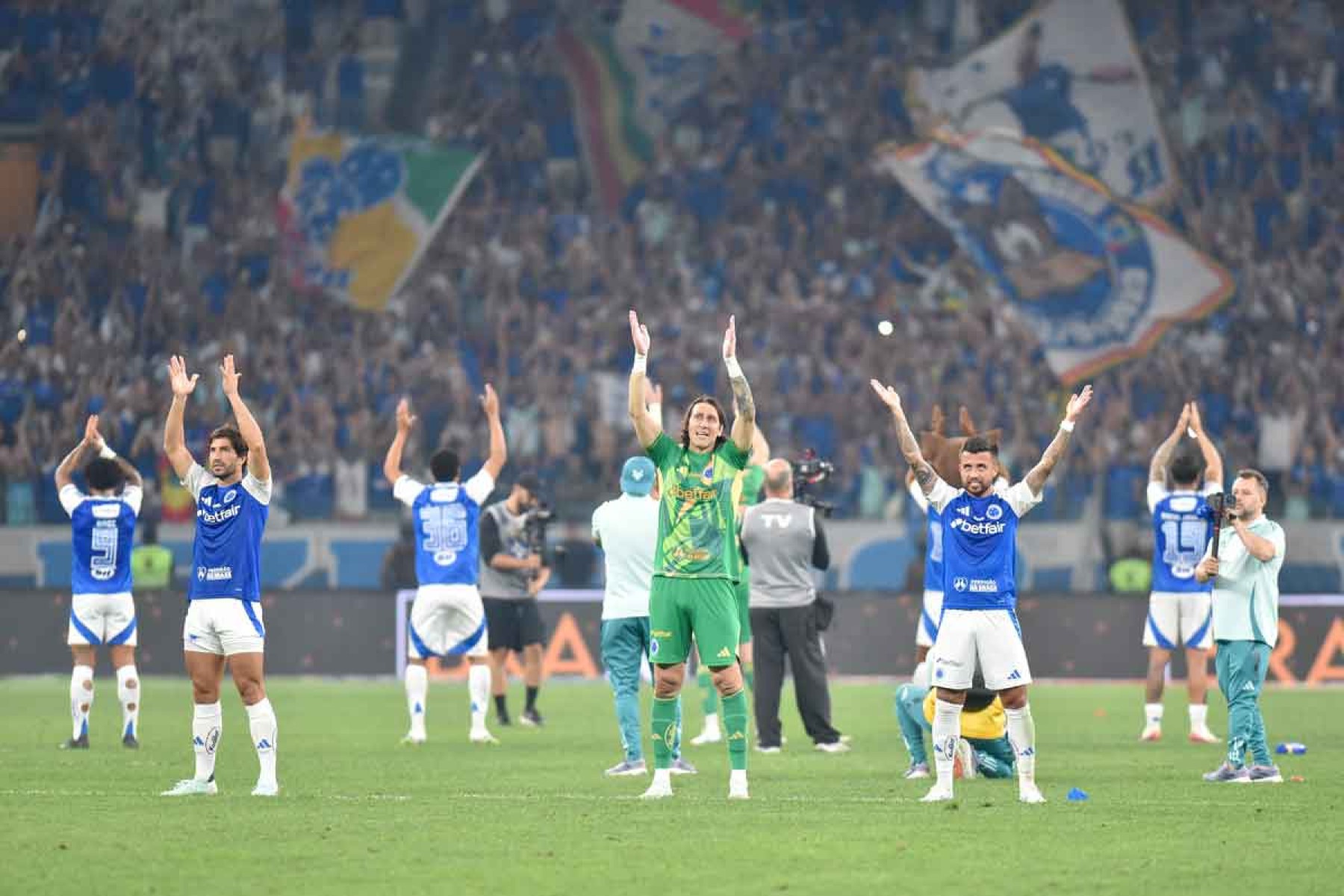 Confraternização entre torcida e jogadores do Cruzeiro após os jogos se tornou uma das marcas registradas no Mineirão -  (crédito: Ramon Lisboa/EM/D.A. Press)