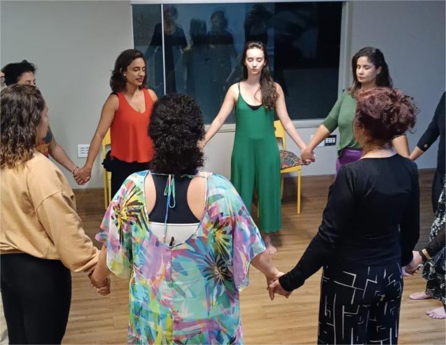 Terapeuta Daniela Carvalho (laranja) oferece oficina de 'biodanza' na Casa Alecrim-Casa Alecrim/Divulgação