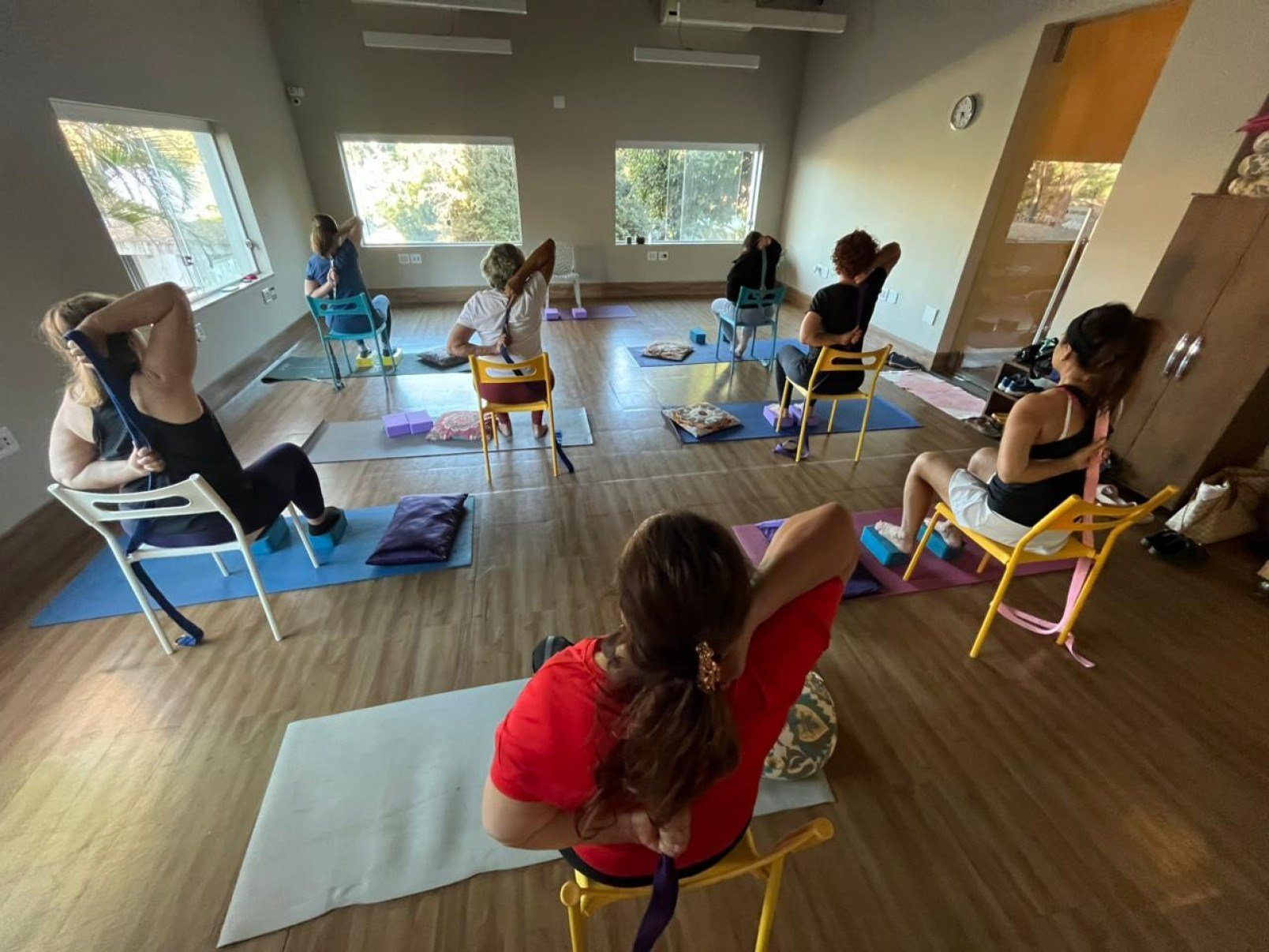 A prática da yoga na cadeira, com pouco impacto, pode ser feita por pessoas de todas as idades-Marina Rocha/Casa Alecrim