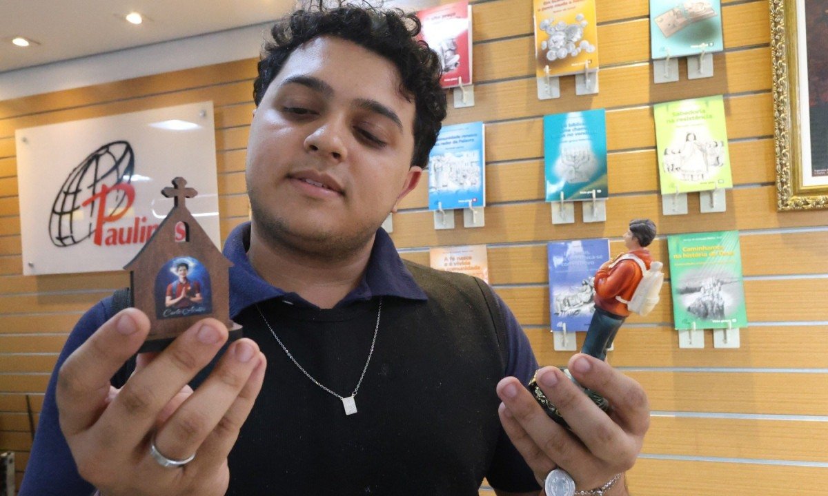 Pedro Lourenço, funcionário da Livraria Paulinas, no Centro de BH, se orgulha da semelhança com Carlo Acutis