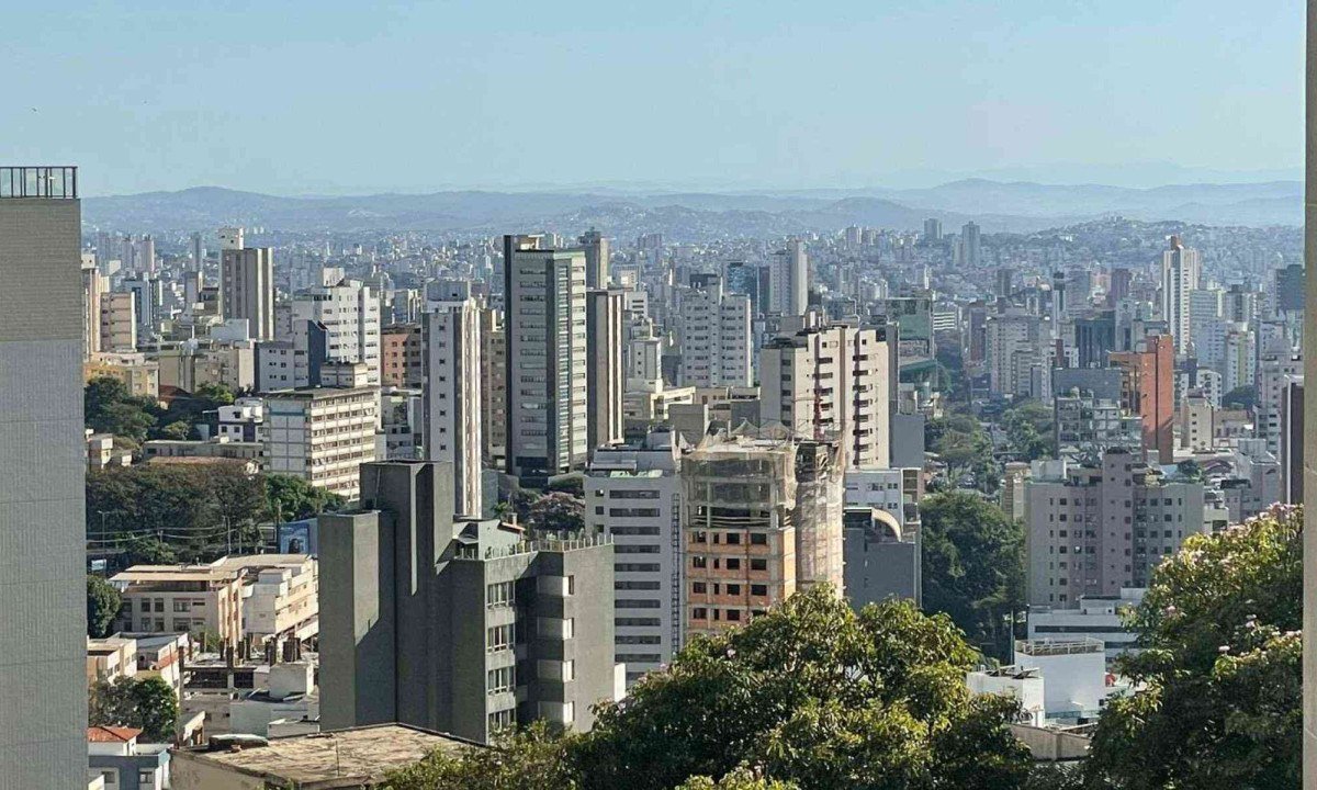 Calor em BH pode chegar a 30°C. Dia seco inspira cuidados e hidratação, umidade pode chegar a 20% -  (crédito: Mateus Parreiras/EM/D.A.Press)