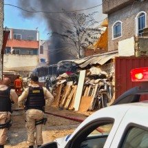 Dono de ferro-velho ateia fogo em papéis, mas causa incêndio na Grande BH