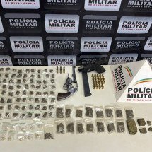 MG: polícia apreende armas, drogas e encontra corpo de homem baleado - PMMG/Divulgação