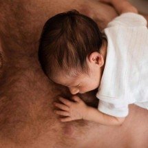 Menina desenvolve ‘micropênis’ por dormir no colo do pai - FreePik