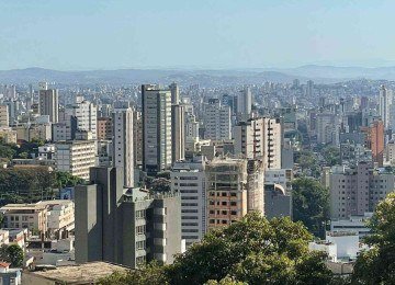 Calor em BH pode chegar a 30°C. Dia seco inspira cuidados e hidratação, umidade pode chegar a 20% -  (crédito: Mateus Parreiras/EM/D.A.Press)