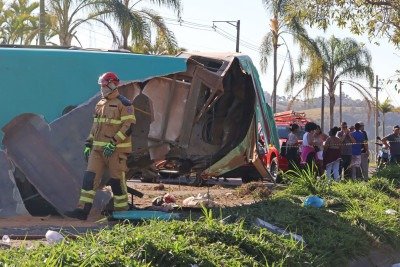 Mãe e filha de  2 anos estão entre as quatro mortas no desastre entre dois ônibus em Juiz de Fora -  (crédito: Leonardo Costa)