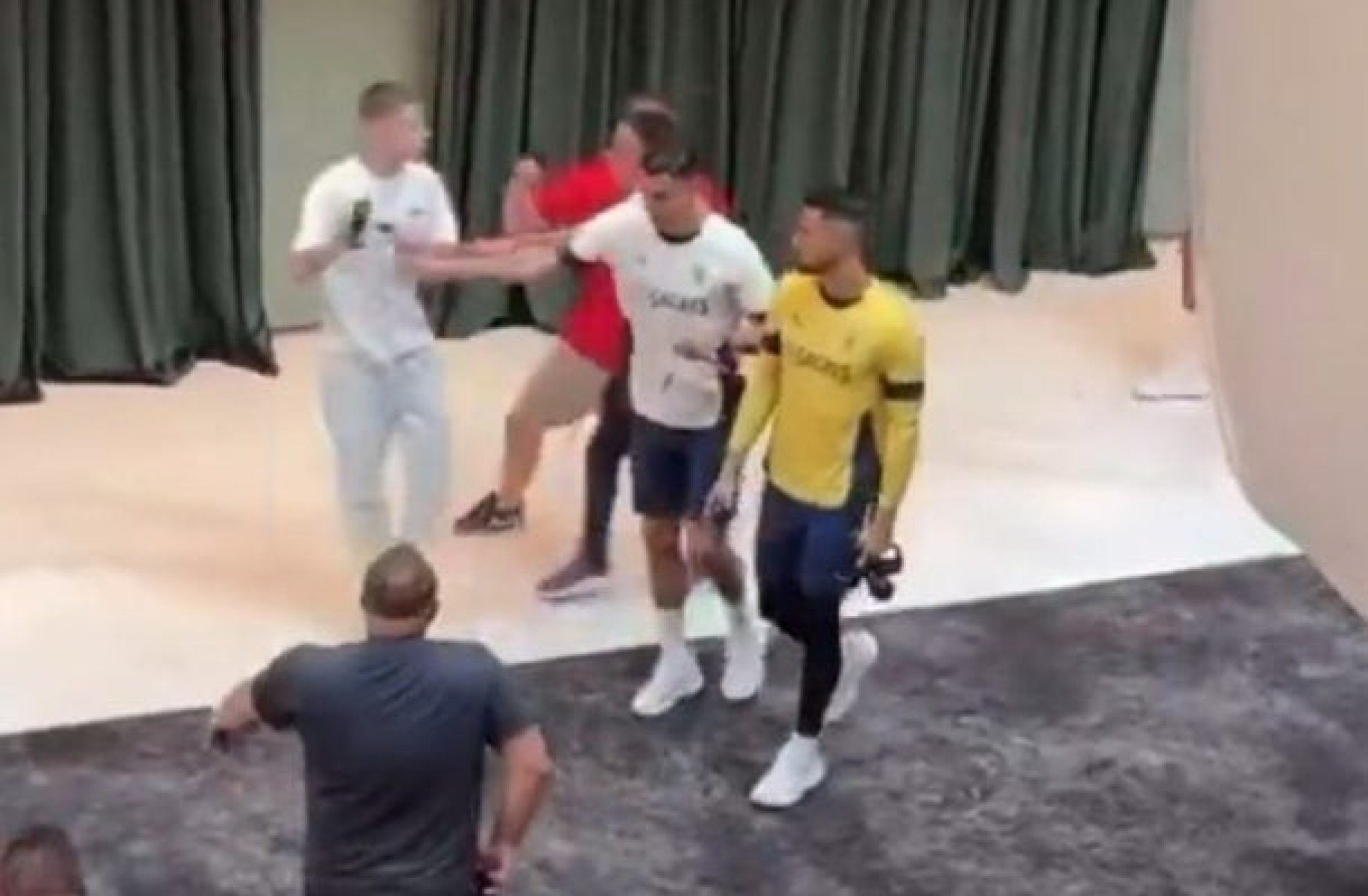 Vídeo: Cristiano Ronaldo empurra torcedor no hotel da seleção portuguesa