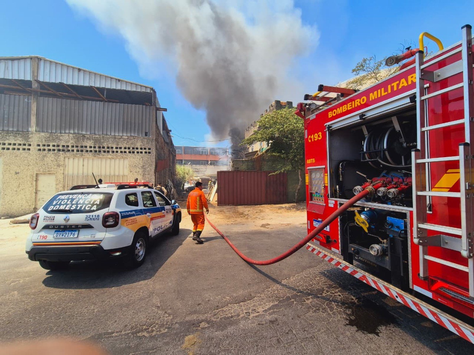Incêndio em ferro-velho mobiliza bombeiros em Santa Luzia (MG), na Grande BH, neste sábado (6/9)-Jair Amaral/EM/DA Press