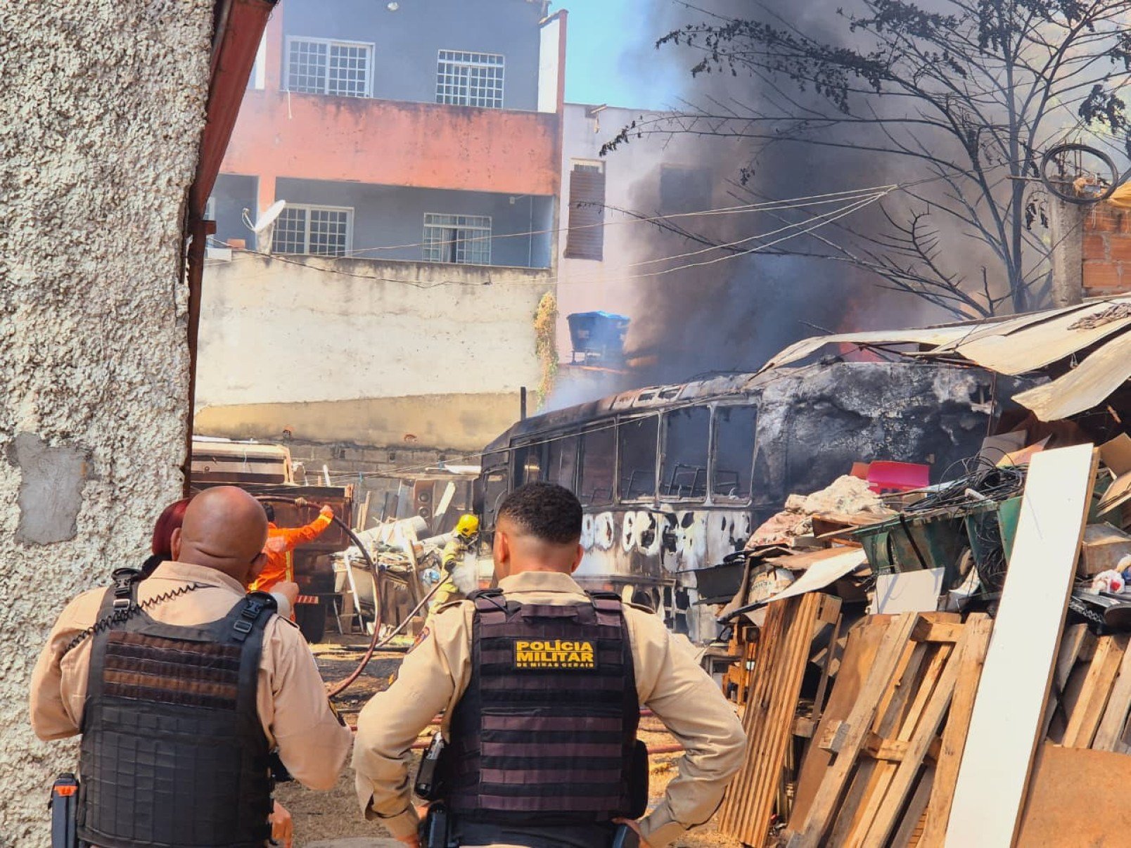 Incêndio em ferro-velho mobiliza bombeiros em Santa Luzia (MG), na Grande BH, neste sábado (6/9)-Jair Amaral/EM/DA Press
