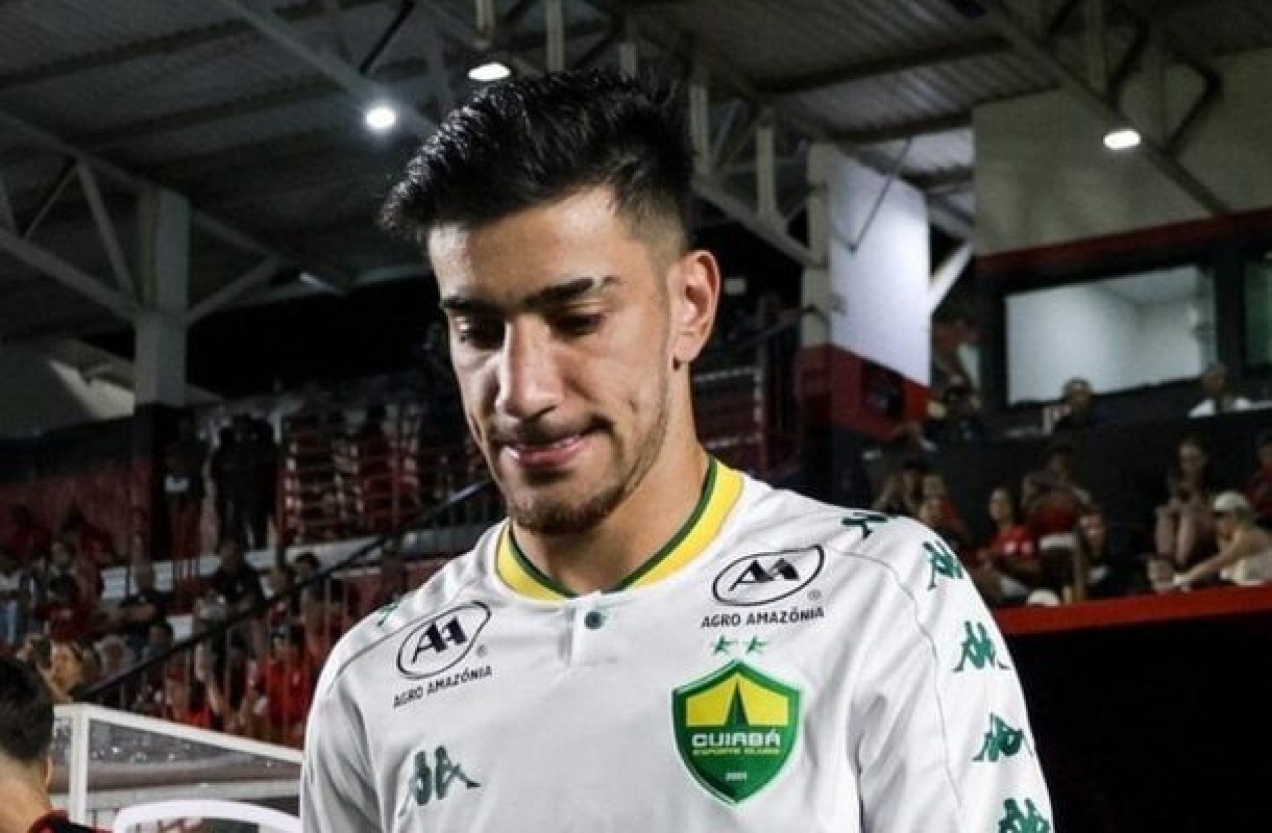 Ex-Santos e São Paulo chuta portão e tenta quebrar câmeras na casa de namorada