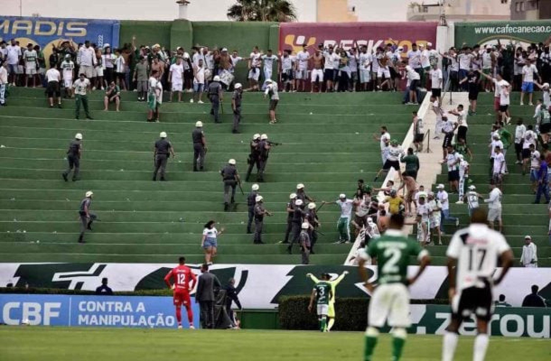 Torcedor do Guarani cai no fosso do Brinco de Ouro e vai para o hospital