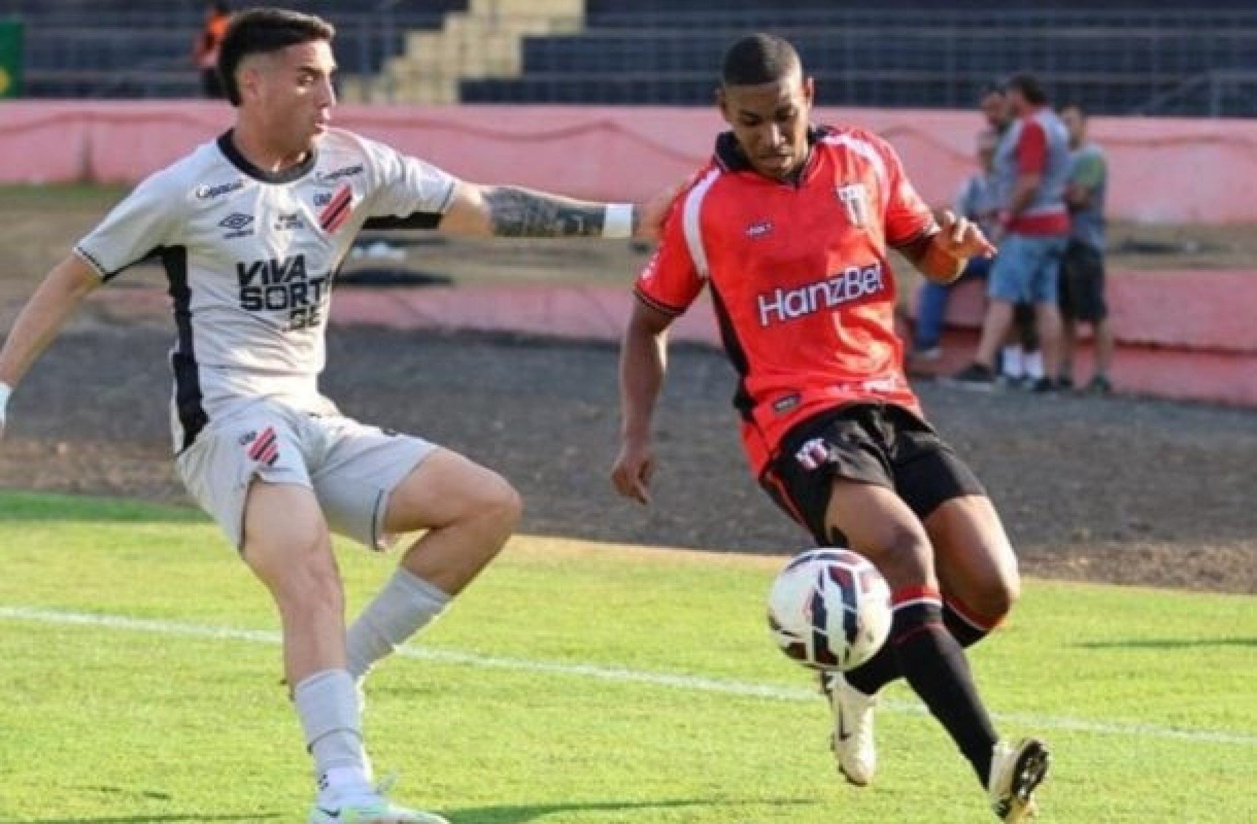Athletico-PR faz dois gols com um a menos, bate Botafogo-SP e encosta no G4 da Série B