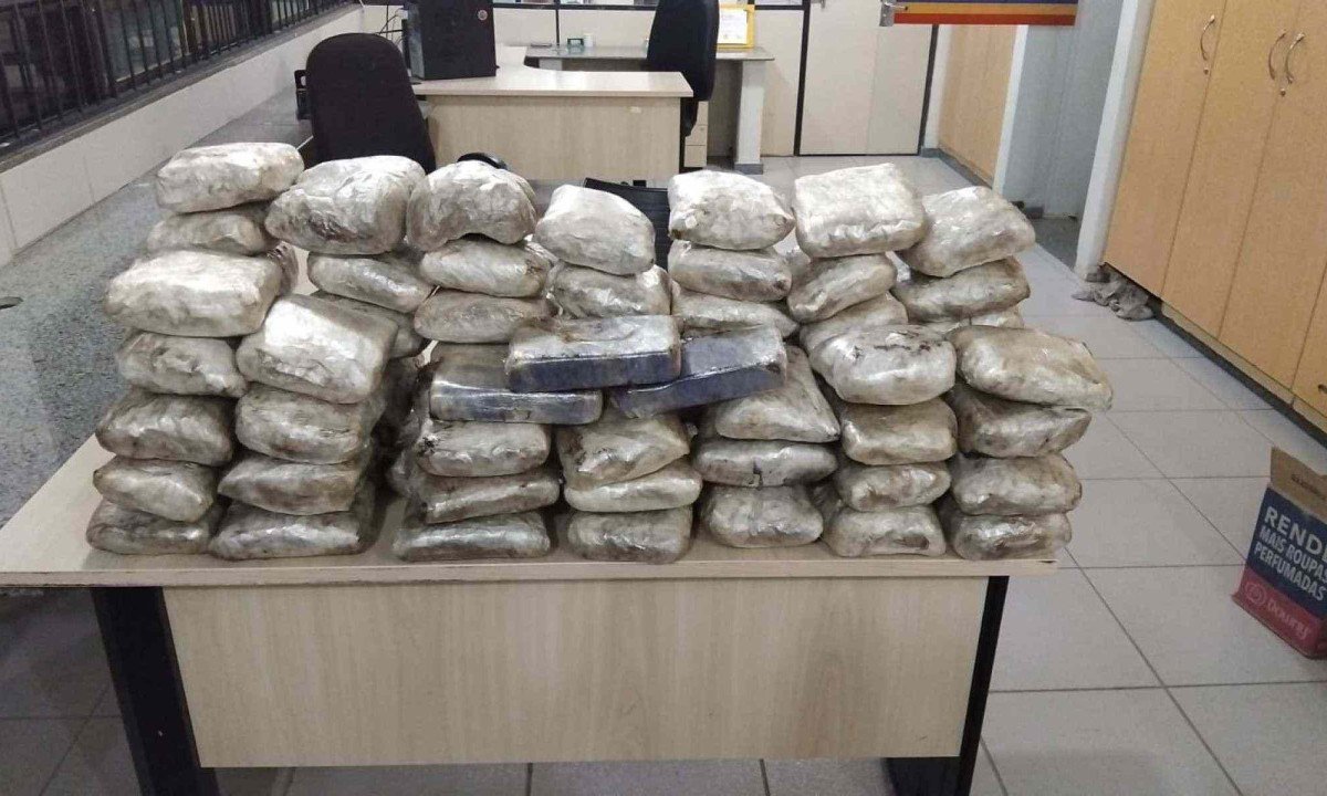 Barras de haxixe e pasta base de cocaína apreendidas pela Polícia Militar Rodoviária na BR-259, em Governador Valadares