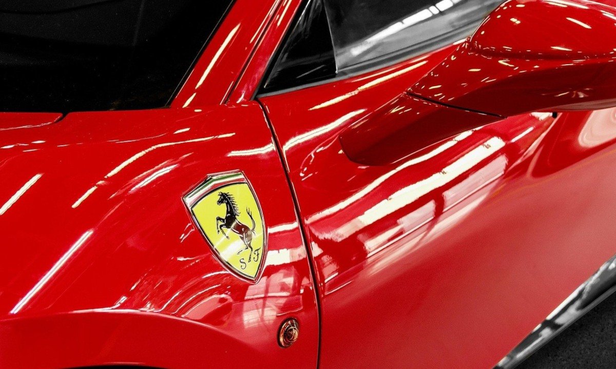Ferrari no vermelho clássico e o cavalinho, símbolo da força da marca -  (crédito: Pixabay)